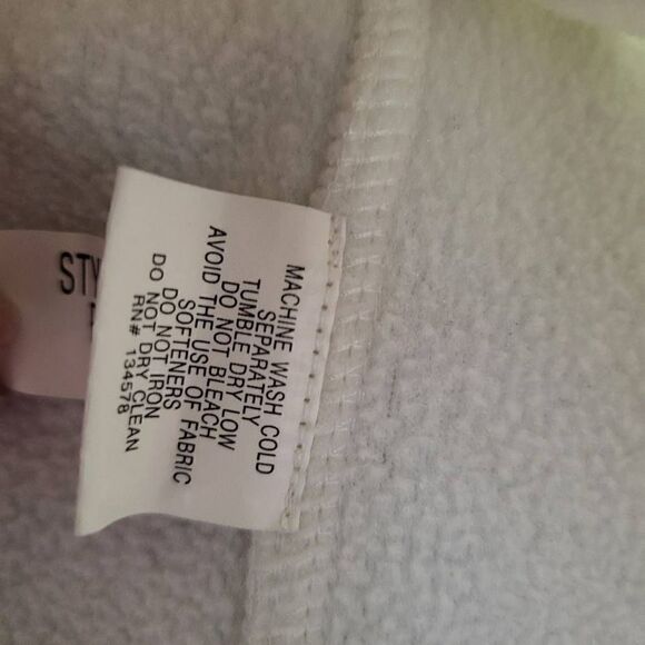 Vineyard Vines Fleece-Vest 
Sized Large

Vineyard Vines - Picture 6 of 9